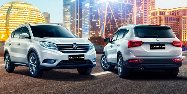 Modelo Glory 580, camionetas 7 puestos, en color blanco con vista frontal y trasera, con edificios de fondo