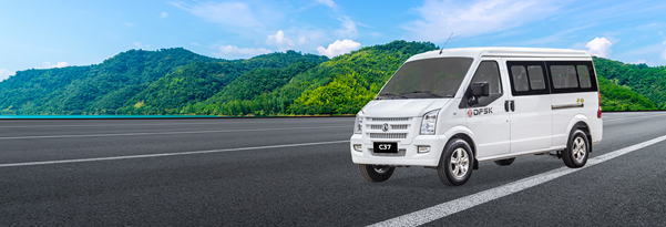 Miniván modelo C37 en carretera con paisaje de fondo