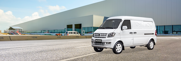 Miniván modelo K05S Basic aparcada en parqueadero de construcción