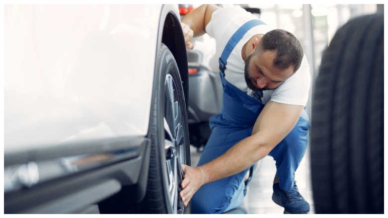 Técnico especializado revisando los neumáticos de un vehículo