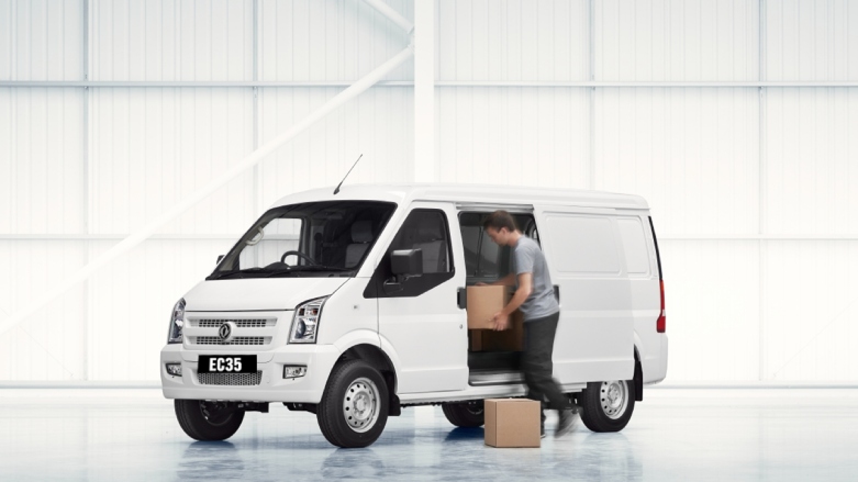 Persona cargando la van de carga eléctrica DFSK EC35 con cajas.