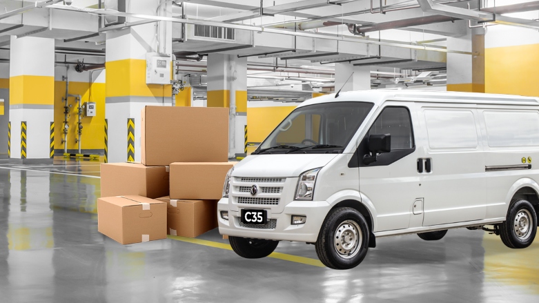 Van de carga DFSK EC35 estacionada con cajas de cartón a un costado.