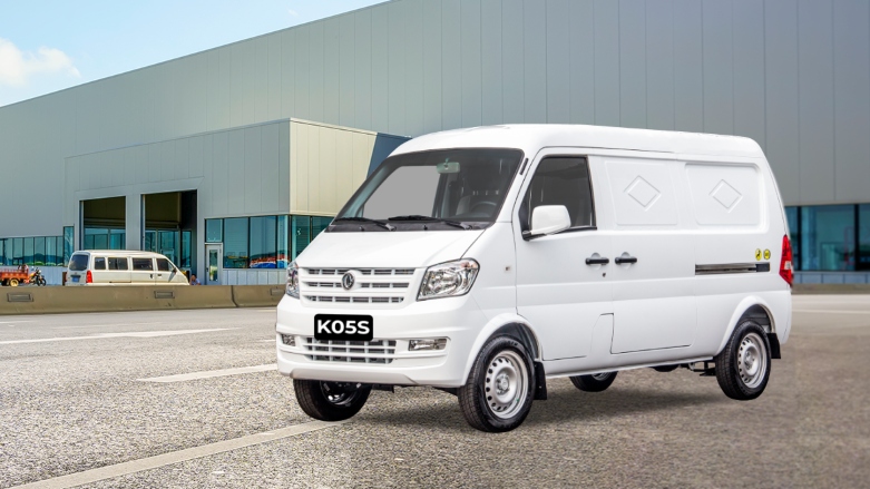 Van de carga DFSK K05S Luxury color blanca estacionada en zona de carga.