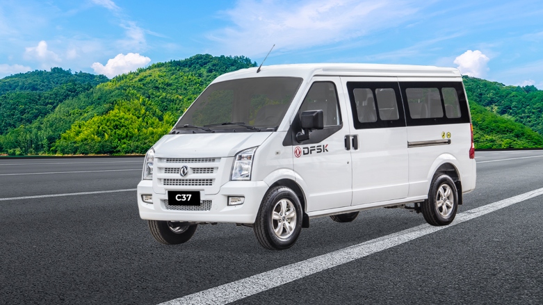 Van de pasajeros DFSK C37 sobre autopista de Colombia.