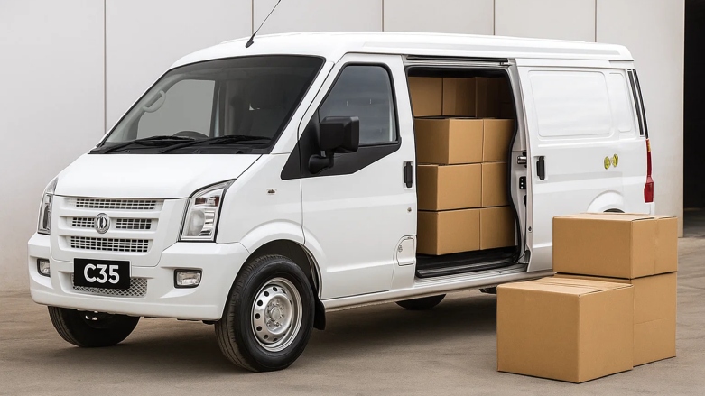Van de carga DFSK C35 siendo cargada con cajas de mercancía.