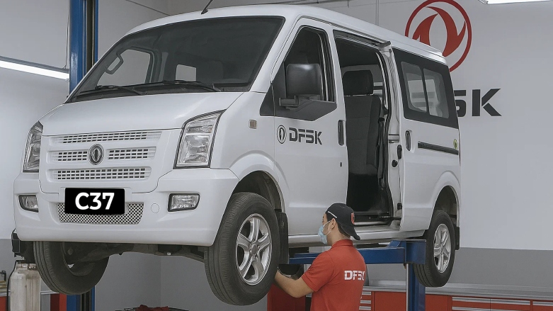 Van de pasajeros DFSK C37 teniendo un mantenimiento vehicular en taller autorizado.