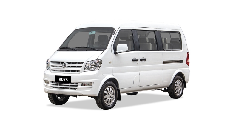 Van de 7 pasajeros DFSK K07S Blanca con fondo blanco